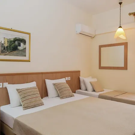 Saronis Hotel