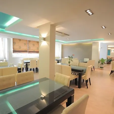 Отель Saronis 3*